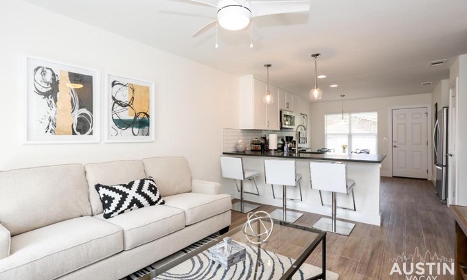 Parker Lane Apartment | Bright Space Close To Best Beer Gardens Coffee
