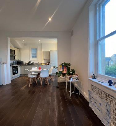 Brixton Hill Apartment | Bright, Spacious, Charming & Fully Equipped Victorian Flat in Quiet Brixton