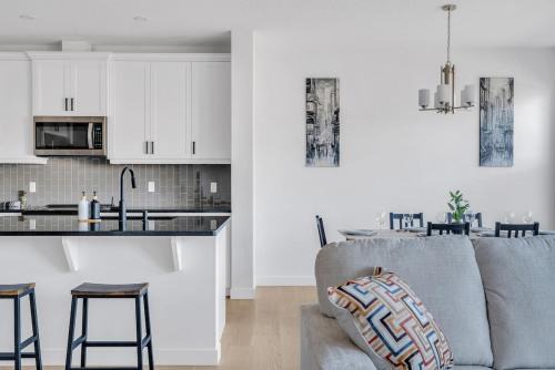 Southeast Calgary House | Bright Spacious House - 4mins Hospital - Dream Patio