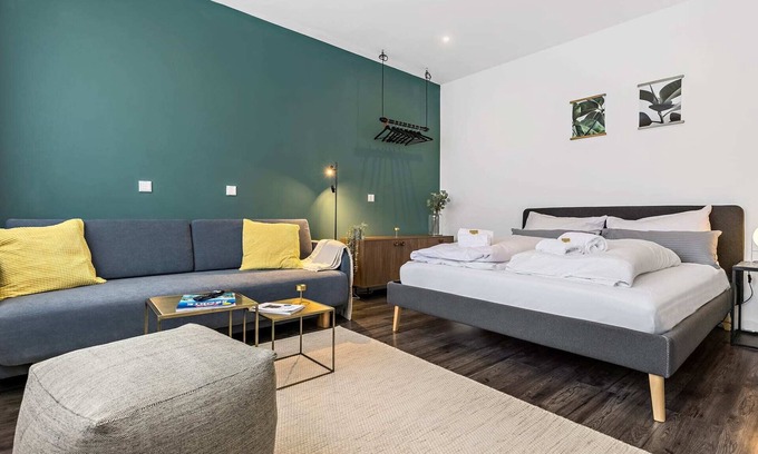 Antonviertel Apartment | ☆BRIGHT: Spacious Studio for 4 | Kitchen | Parking