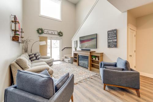 Swan Valley House | Bright Swan Valley Townhome Hike, Fish and Ski!
