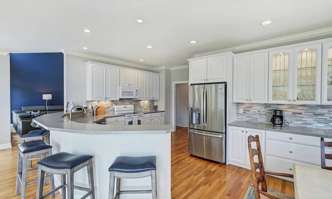 Denver Cottage | Bright Water Cove Priv Dock+boat Ramp, Waterfront Saltwater Pool Avantstay