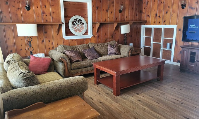 Corsicana House | Bring your Golf Clubs. House located near 4th hole of Public golf course