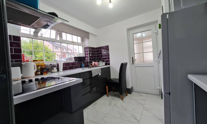 Hanham House | Bristol 2-bed Bungalow, Sleeps 4, Parking