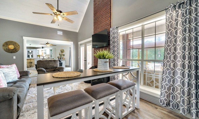 Broken Bow Cottage | Broken Bow Vacation Rental w/Pool & Hot Tub!