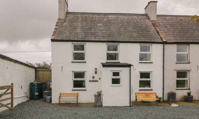 Llanfairpwllgwyngyll Cottage | BRON GADAIR, pet friendly, character holiday cottage in Newborough