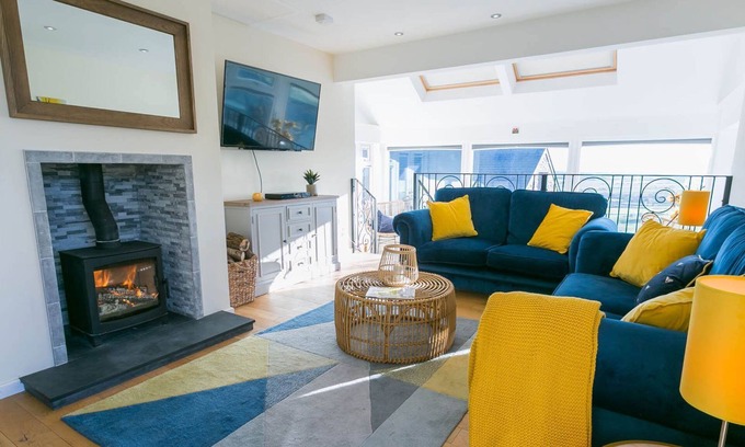 Llanerchymedd Cottage | Bron Heulog - a dog that sleeps 6 guests in 3 bedrooms