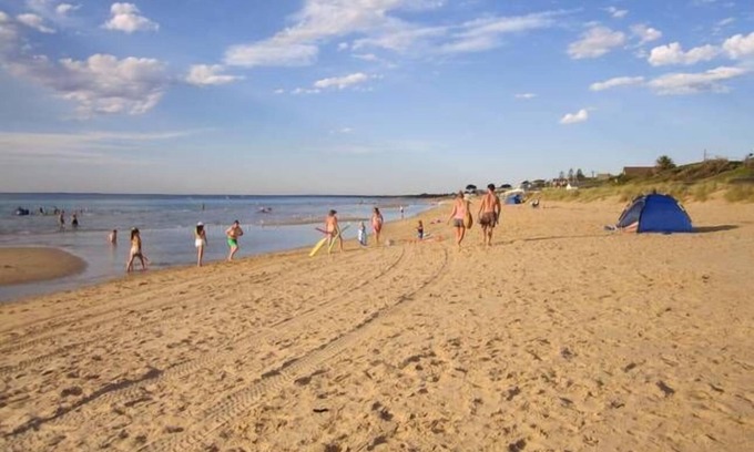 Frankston House | Bronte-an absolute beachfront property