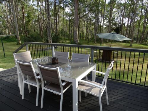 Greta Main House | Bronte Lodge, Wine Country Stay Hunter Valley with Games Room, Close to Town
