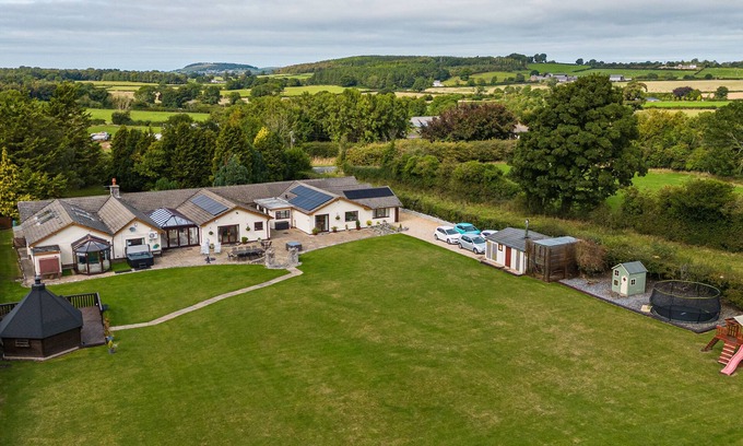 Lloc House | BROOKWAY LODGE, pet friendly, country holiday cottage in Caerwys