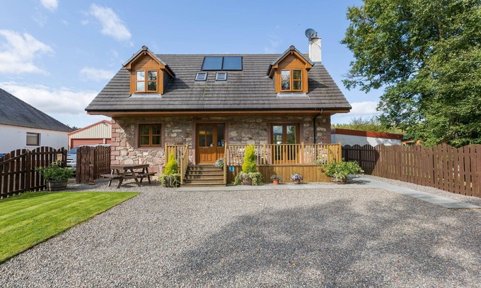 Culloden Moor Cottage | Broombank Cottage - sleeps 6 guests in 3 bedrooms