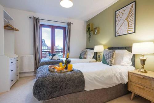 Newport Pagnell House | Broughton House with Free Parking, Balcony, Fast Wifi and Smart TV with Netflix by Yoko Property