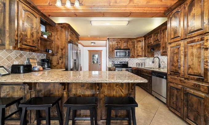 Brownwood House | Brownwood Lodge · Roomy Lodge Nestled Lakeside