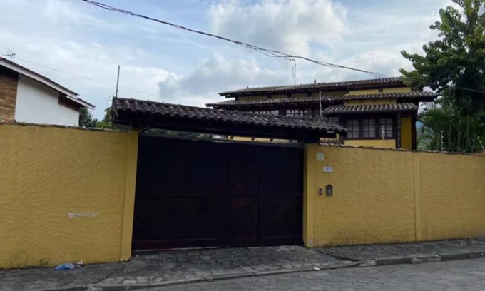 Pereque House | Bruno's yellow mansion