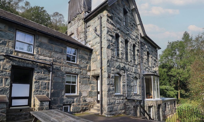 Dolgellau Cottage | BRYN CEMLYN, pet friendly, with a garden in Ganllwyd