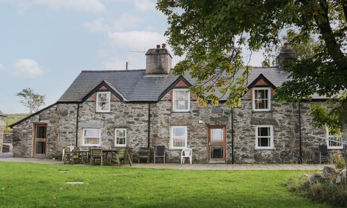 Pentre-Foelas Cottage | BRYN DEDWYDD FARMHOUSE, pet friendly, with open fire in Betws-Y-Coed