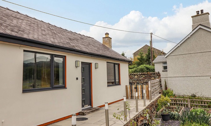 Talsarnau Cottage | BRYN HYFRYD, pet friendly, character holiday cottage in Harlech
