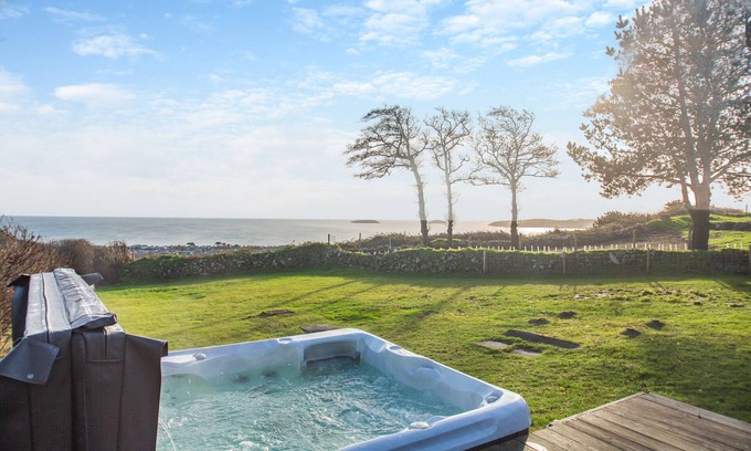 Mynytho House | Bryn Melyn - Three Bedroom House, Sleeps 6