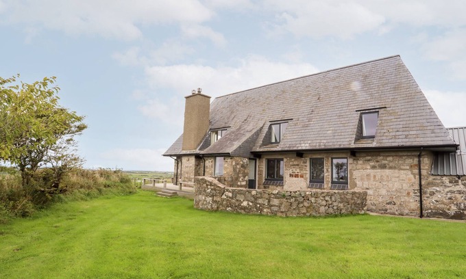 Tudweiliog House | BRYN ODOL BACH, pet friendly, with open fire in Tudweiliog