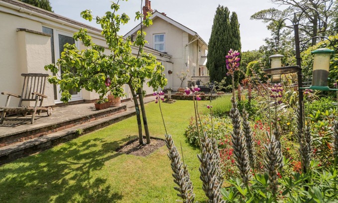 Treffynnon Cottage | BRYN OFFA COTTAGE, romantic, with a garden in Holywell