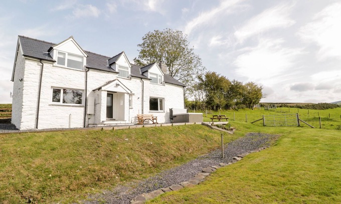 Machynlleth Cottage | BRYNDAN, pet friendly, with hot tub in Machynlleth