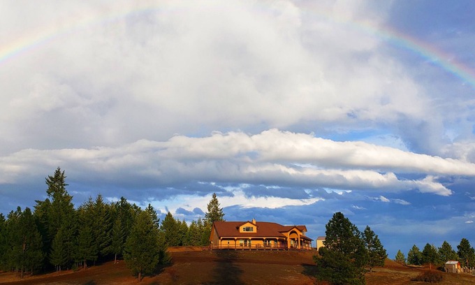 Ahsahka Cabin | Buck Hollow Lodge at Furry Tale Farm. 4 mi from Dworshak State Park!