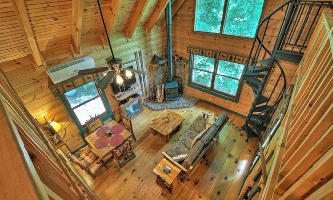 Ellijay Cabin | Budget friendly! Dog friendly ! 2 bdrm, 2 ba log cabin. Hot Tub, wifi !