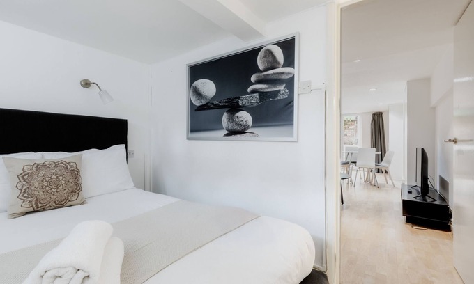 South Hampstead Apartment | Budget One Bedroom with Garden Near Finchley Rd 12