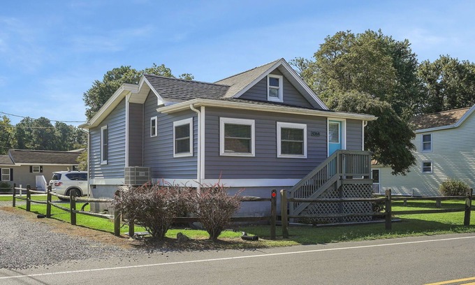 Chincoteague Cottage | Bue Crab Bungalow - Charming in-town cottage!