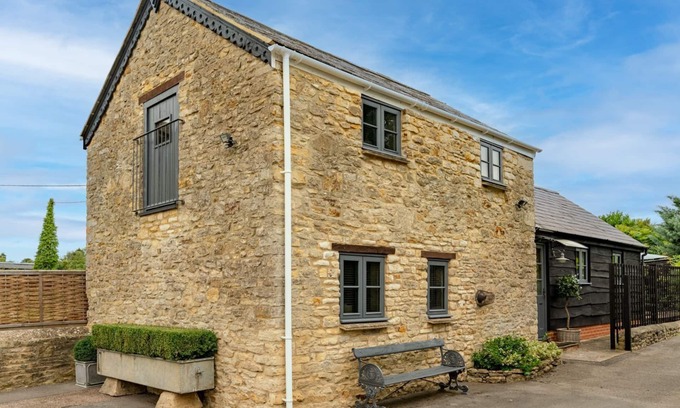 Kidlington Cottage | Buff Lodge - sleeps 4 guests in 2 bedrooms