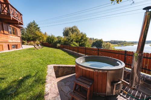 Drohiczyn House | Bug Na Skarpie - Domek Wypoczynkowy z Jacuzzi i Kominkiem