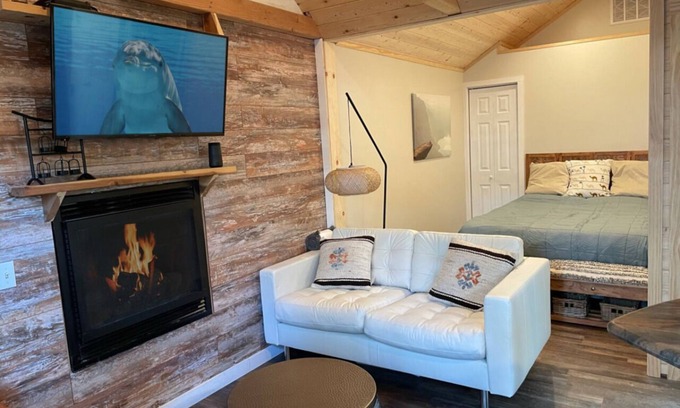 Arrowhead Villas Cabin | Bugsy’s Hideout | Intrigue |Romance | Historic