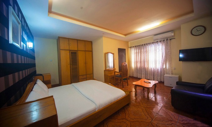 Gwarinpa Estate Apartment | Building with easy access, furnished, air-conditioning,24-hour room service.