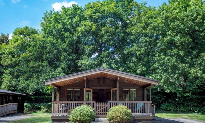 Alton Barnes Cabin | 'Bullrush' luxury Log Cabin. 3.5 acre lakeside setting in Pewsey Vale Wiltshire