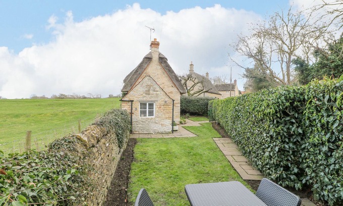 Barrowden Cottage | Bumble Bee