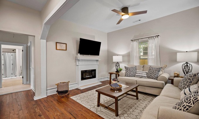 Wilmington House | Bungalow 20 min to beach, restaurants, cafe's - pet-friendly + Bikes to Ride