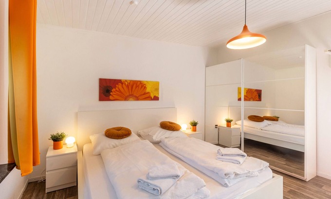 Niedenstein House | Bungalow 'Die Orange' with Mountain View, Private Terrace and Wi-Fi