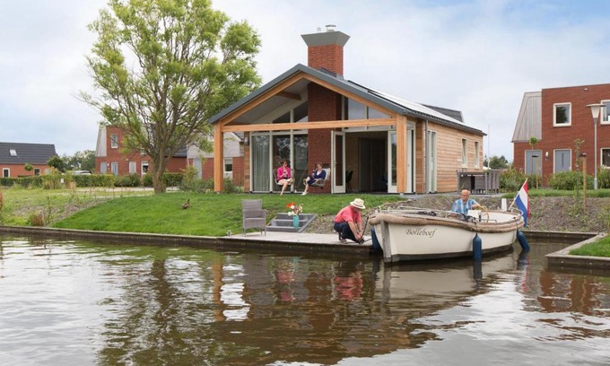 Akkrum House | Bungalow with a terrace near the Sneekermeer