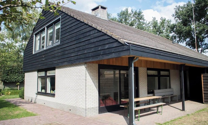 Otterlo House | Bungalow with multiple floors, 6 bedrooms and 2 bathrooms