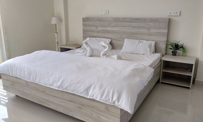 Dharamshala Bed & Breakfast | Buntees Nest: Luxury Room with Mountain View