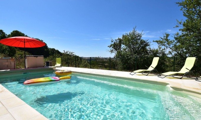Cuzy House | Burgundy Poolside Getaway