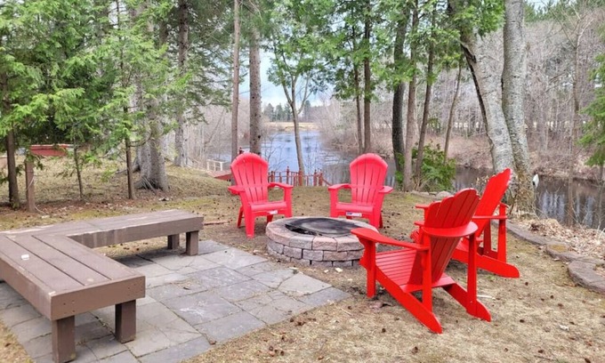 Burnt River Cottage | Burnt RIver · Whispering Pines Riverside Retreat