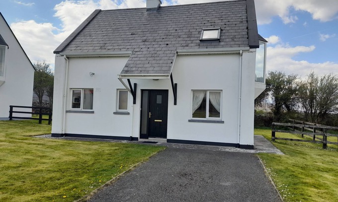 Ballyvaughan Cottage | Burren Way Cottage No 1 - a bungalow that sleeps 5 guests in 3 bedrooms