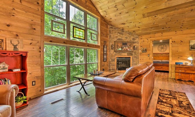 Butler House | Butler Cabin on 19 Acres with Hot Tub and Fire Pit!
