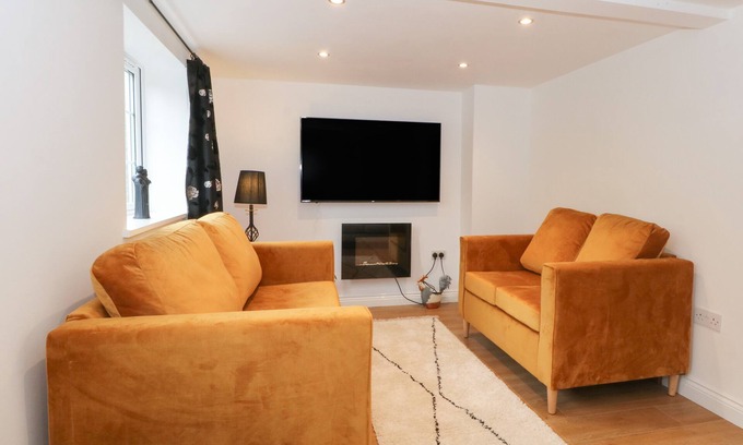 Rawtenstall Cottage | BUTTERFLY COTTAGE, family friendly, with a garden in Rossendale