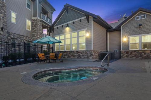 Salt Lake County Apartment | Butterfly themed Kings Apartment with private garage & access to Lux hot tub, BBQ & Gym