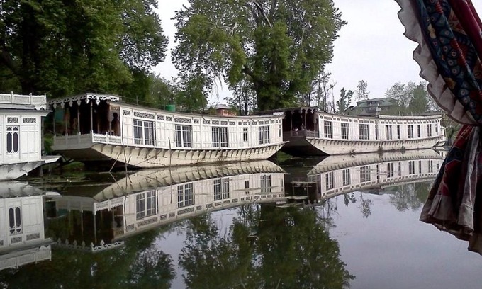 Brein Resort | Butts Clermount Houseboat