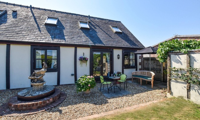 Meifod House | Bwthyn Banw - One Bedroom House, Sleeps 2