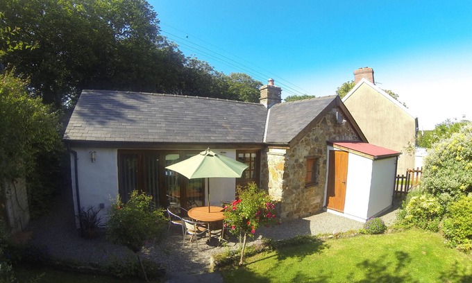 Haverfordwest Cottage | Bwthyn Graig, Llanrhian, Pembrokeshire. Short walk to Porthgain & Beach