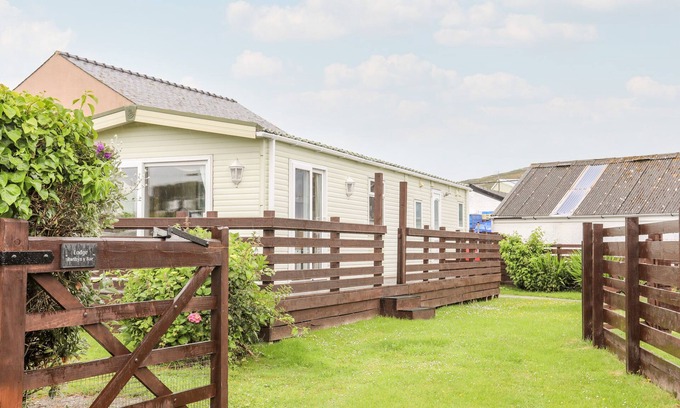 Cylch-Y-Garn Cottage | BWTHYN Y BAE LODGE, pet friendly, with a garden in Llanfaethlu